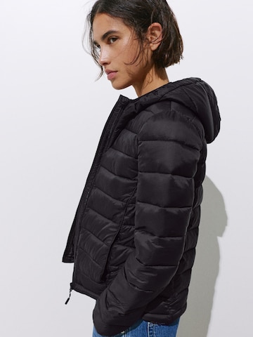 Pull&Bear Prehodna jakna | črna barva
