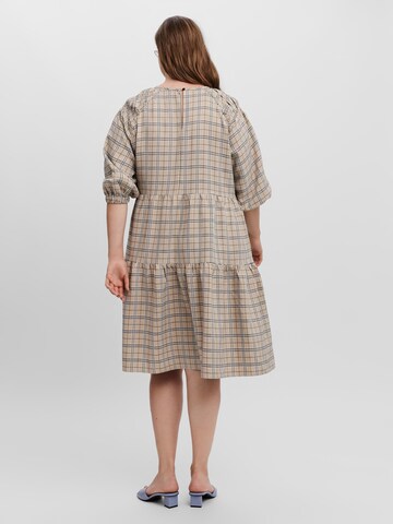 Vero Moda Curve Mekko 'Ella' värissä harmaa