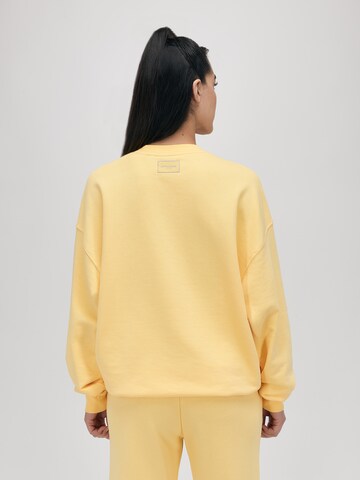 UNFOLLOWED x ABOUT YOU - Sweatshirt 'Vibe' em amarelo: atrás