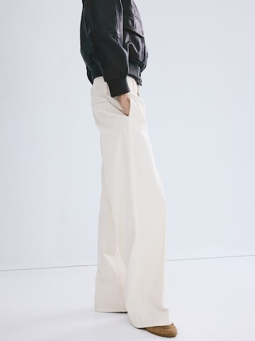 Wide leg Pantaloni con piega frontale 'Alma' di MANGO in bianco