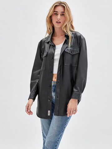 GUESS Übergangsjacke in Schwarz: predná strana