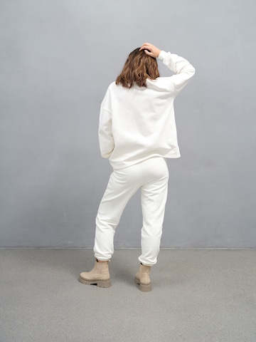 A LOT LESS Loose fit Trousers with creases 'Alexis' in White