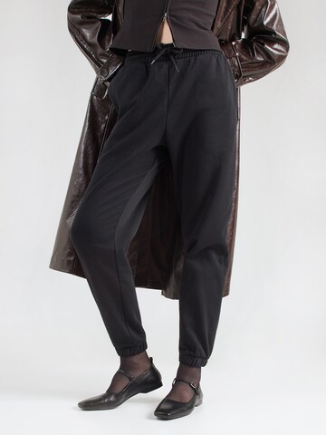 Monki Tapered Trousers in Black: front