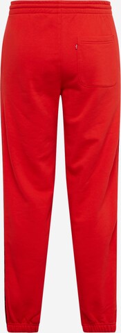 LEVI'S ® Zwężany krój Spodnie 'Graphic Piping Sweatpant' w kolorze czerwony