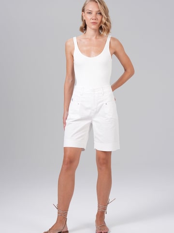 M.O.D MIRACLE OF DENIM - Pierna ancha Pantalón en blanco: frente