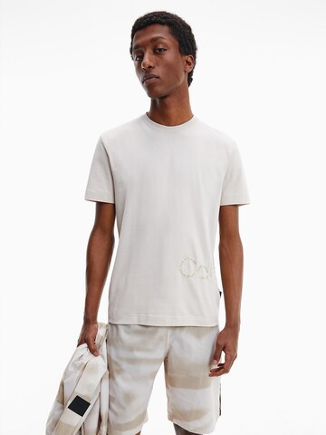 Tricou de la Calvin Klein pe bej: față