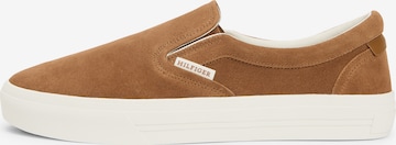 TOMMY HILFIGER Slip on -tennarit värissä ruskea: etupuoli