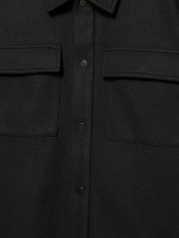 Pull&Bear Välikausitakki värissä musta