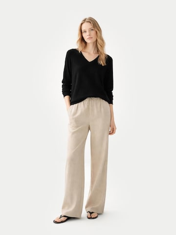GOBI Cashmere - Jersey 'Women's Essential Cashmere V-Neck Sweater' en negro