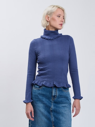 Pulover de la Influencer pe albastru: față