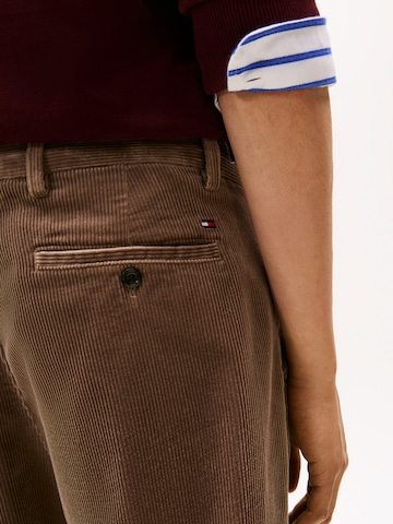 Effilé Pantalon chino 'HARLEM 1PLT' TOMMY HILFIGER en marron