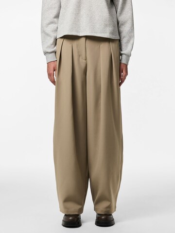 Baggy Pantaloni con pieghe 'PCOLIVIA' di PIECES in marrone: frontale