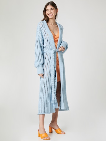 florence by mills exclusive for ABOUT YOU Strickjacke  'Hillside View' in Blau: Vorderseite