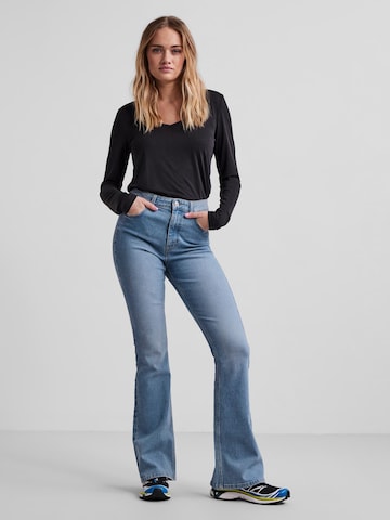 PIECES Flared Jeans 'Peggy' i blå