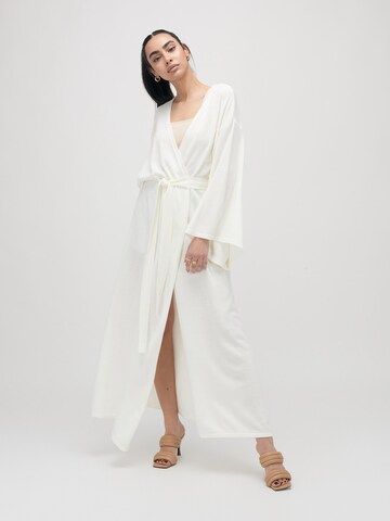 ABOUT YOU x VIAM Studio Kimono 'WHITNEY', värv valge: eest vaates