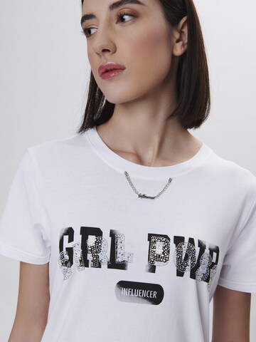 Influencer Тениска 'Girl Power' в бяло