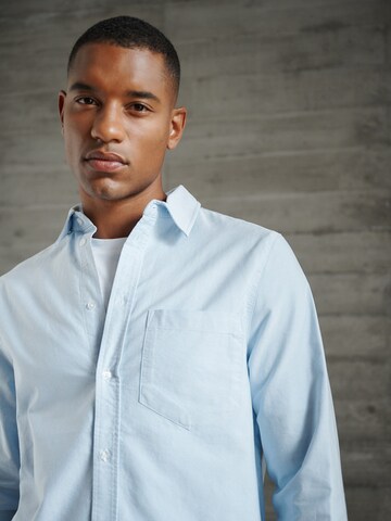 Coupe regular Chemise business 'Essential' DAN FOX APPAREL en bleu