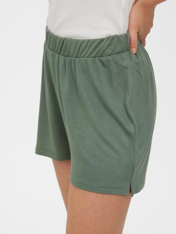 VERO MODA Loosefit Shorts 'Flowy' in Grün