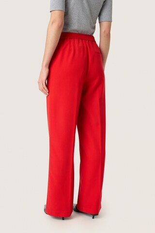 SOAKED IN LUXURY - Perna larga Calças com vincos 'Cewtona' em vermelho