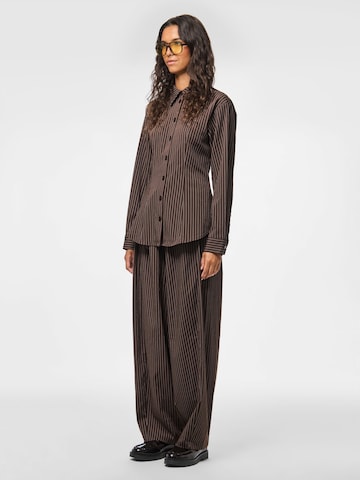 PIECES - Pierna ancha Pantalón en marrón