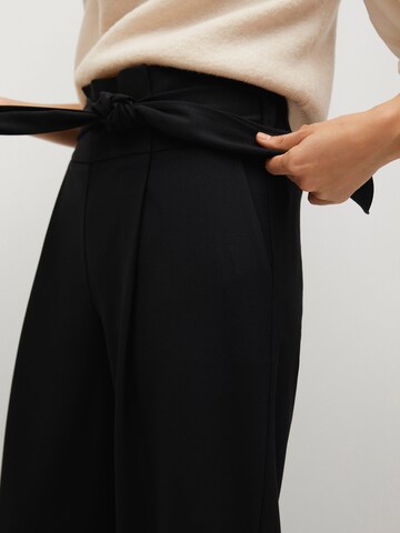 MANGO Bő szár Élére vasalt nadrágok 'Envelop' - fekete