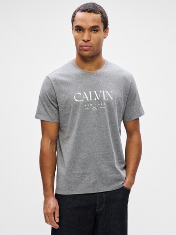 Calvin Klein - Camiseta '20S' en gris: frente