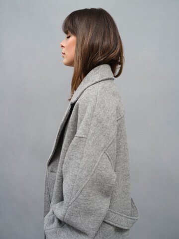 Cappotto di mezza stagione 'Laila' di A LOT LESS in grigio