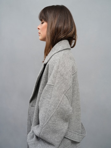 A LOT LESS Overgangsfrakke 'Laila' i grå