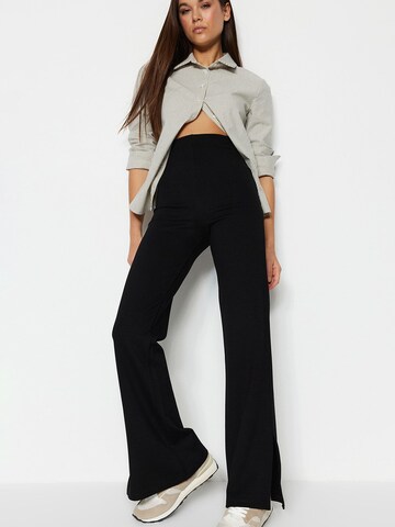 Flared Pantaloni di Trendyol in nero