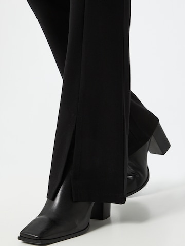 JDY Rozkloszowany krój Spodnie 'Pretty' w kolorze czarny