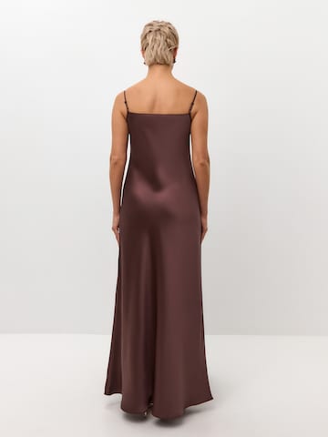 Abito 'Maxi satin slip dress 'Serene'' di Serena Silueta in marrone