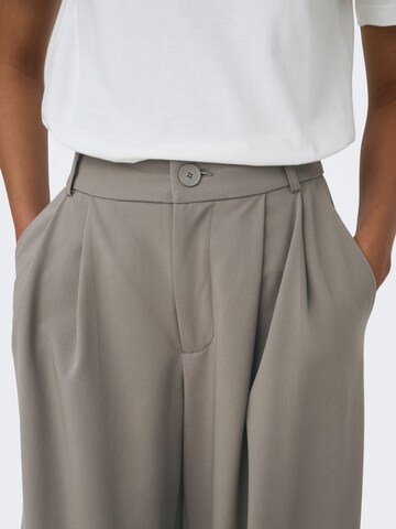 ONLY Wide leg Pleat-front trousers 'ONLFawn' in Grey