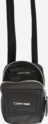 Calvin Klein Skuldertaske i sort