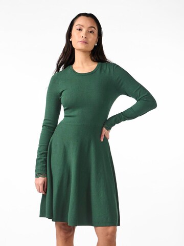 Robes en maille 'YASBeco' YAS en vert : devant