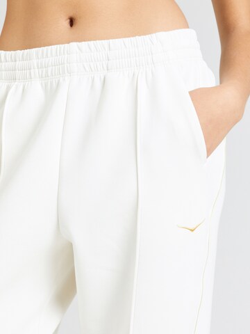 Tapered Pantaloni sportivi di HOKA in bianco