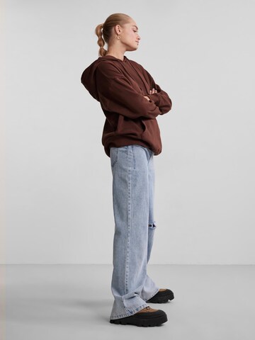 PIECES Sweatshirt 'Chilli' in Brown