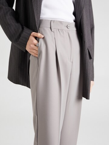 Noisy may - Loosefit Pantalón de pinzas 'DEBBIE' en gris