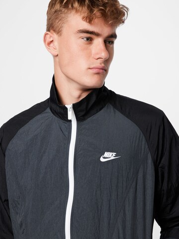 Nike Sportswear Jacke in Grau