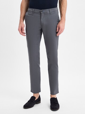 Pantalon chino ' Fabio ' BRAX en gris : devant