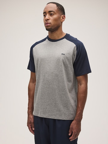 FILA Paita 'CALDARO relaxed blocked baseball t-shirt' värissä harmaa: etupuoli