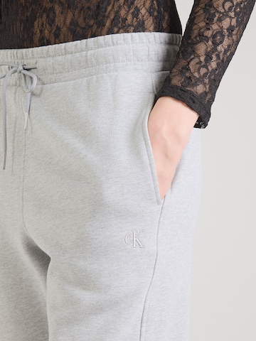 Loosefit Pantaloni di Calvin Klein Jeans in grigio