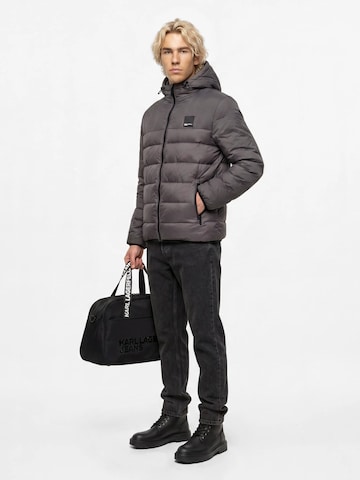 KARL LAGERFELD JEANS Демисезонная куртка в Серый
