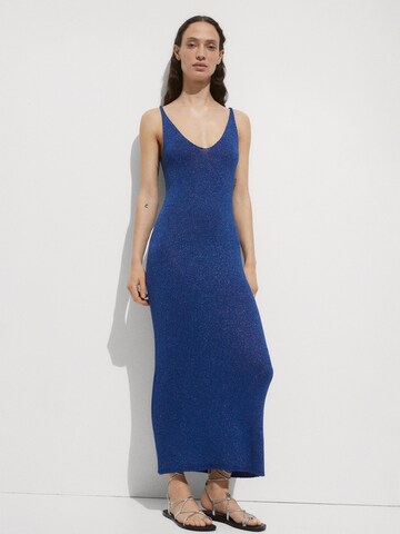 Robes en maille 'Klung' MANGO en bleu : devant