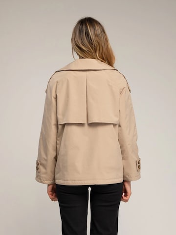 Tantra - Chaqueta de entretiempo 'Trench corto acolchado con doble botonadura, bolsillos laterales y vuelo en la espalda.' en beige