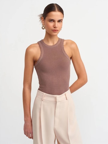 Dilvin - Blusa em castanho: frente