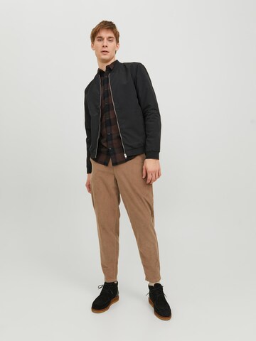 JACK & JONES - Tapered Calças chino 'Karl' em castanho