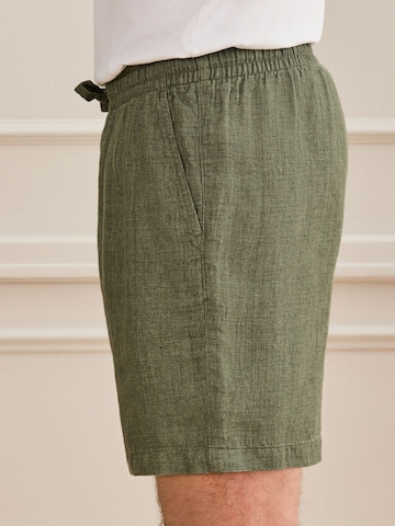 Next Regular Shorts in Grün