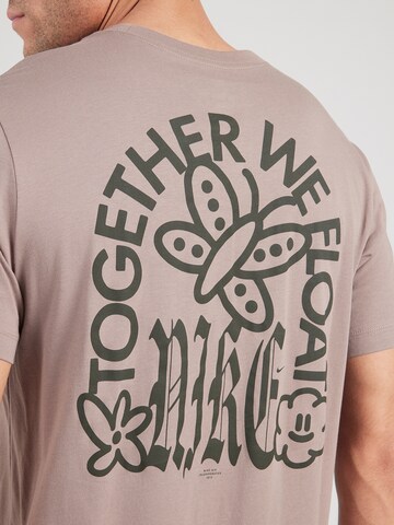 T-Shirt 'WE FLOAT' Nike Sportswear en marron