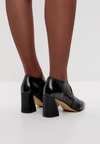 CESARE GASPARI Hochfrontpumps in Schwarz