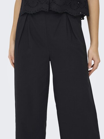 Loosefit Pantaloni con pieghe 'ROXANNE' di ONLY in nero
